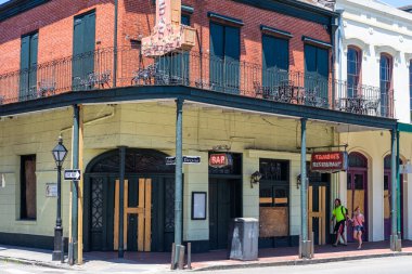 NEW ORLEANS, LA, ABD - 24 Nisan 2020: Tujague 'nin Fransız Mahallesindeki Restoranı covid-19 salgını sırasında kapatıldı ve kapatıldı