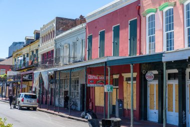 NEW ORLEANS, LA - 24 NİSAN 2020: Corona Virüsü salgını sırasında Decatur Caddesi 'nde boş kaldırımlar ve mağazalar kapatıldı