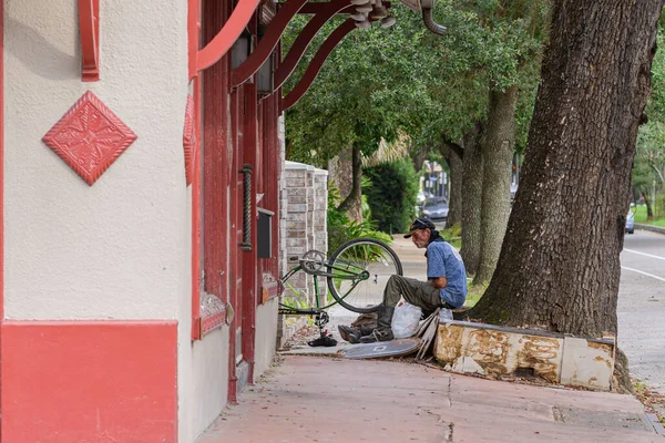 New Orleans Estados Unidos Agosto 2020 Hombre Reparando Neumáticos Bicicleta — Foto de Stock