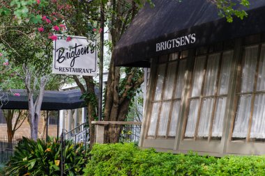 NEW ORLEANS, LA, ABD - 5 Temmuz 2020: Brigtsen 'in New Orleans' taki Restoranı