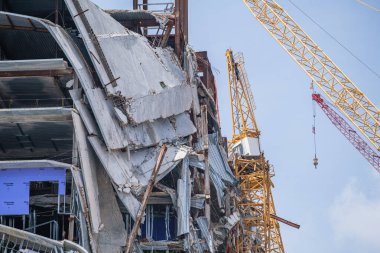 NEW ORLEANS, LA, ABD - 8 Temmuz 2020: Yıkıma hazırlanan vinç ile çökmüş Hard Rock Hotel 'in kapanışı