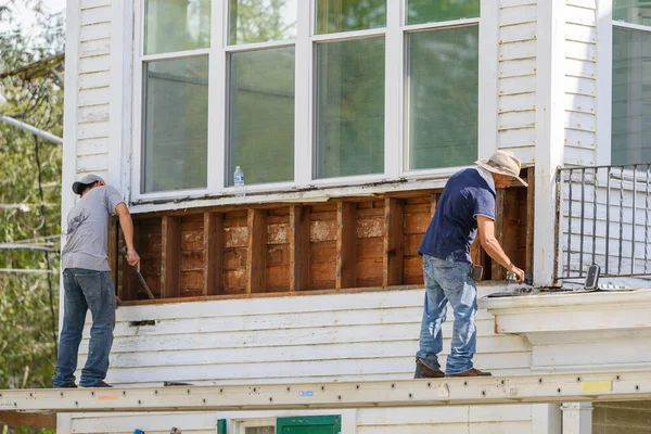 New Orleans August 2020 Workers Removing Siding Old House — 图库照片