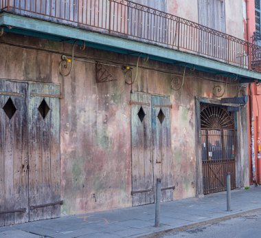 NEW ORLEANS, LA, ABD - 28 HAZİRAN 2021: Fransız Mahallesi Koruma Salonunun Önü