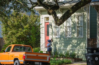 NEW ORLEANS, LA, ABD - 8 AĞUSTOS 2020: Posta taşıyıcısı