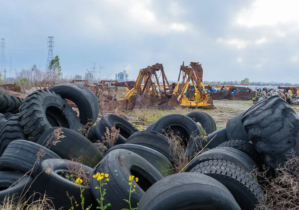 Industrieller Friedhof Mit Ausrangierten Großen Reifen Und Anbaugeräten Entlang Des — Stockfoto