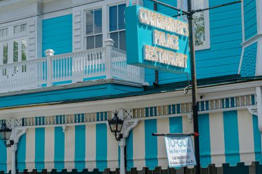 NEW ORLEANS, LA - 13 AĞUSTOS 2020: New Orleans 'taki Kumandan Sarayı Restoranı ve Corona Virüs Salgını sırasında paket servis tabelası