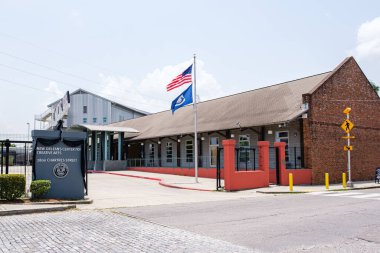 NEW ORLEANS, LA, ABD - 2 Temmuz 2020: Chartres Caddesi 'ndeki New Orleans Yaratıcı Sanatlar Lisesi