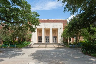 NEW ORLEANS, LA, ABD - 4 Temmuz 2020: Tulane Üniversitesi McAlister Oditoryumuna Giriş