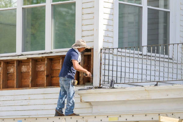 New Orleans Usa August 2020 Worker Removing Siding Old House — 图库照片