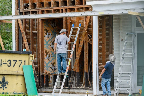 New Orleans Usa August 2020 Two Workers Removing Siding Old — 图库照片