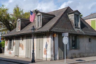 NEW ORLEANS, LA, ABD - 19 Mart 2020: Lafitte 'in Bourbon Caddesi' ndeki Demirci Dükkanı