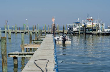 BARATARIA, LA, ABD - 26 Ekim 2014: Barataria Körfezi 'ndeki rıhtımların yanında tekneler