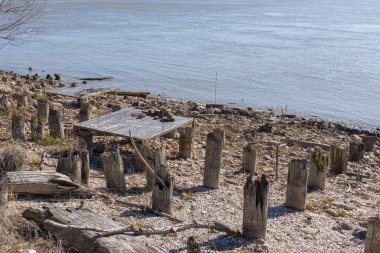 New Orleans, Louisiana, ABD 'deki Mississippi Nehri' ndeki rıhtım ve derme çatma bir masanın kalıntıları.