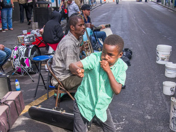 Nueva Orleans Noviembre 2014 Niño Jugando Trombón Aéreo Con Buskers — Foto de Stock