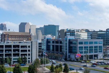 NEW ORLEANS, LA, ABD - 10 Şubat 2021: Tulane Bulvarı 'ndaki Tıp Koridorundan şehir merkezinin havadan görüntüsü