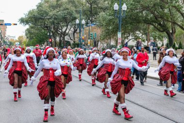 NEW ORLEANS, LA, ABD - 3 ARALIK 2016: New Orleans şehir merkezindeki St. Charles Bulvarı 'nda Noel Geçidi