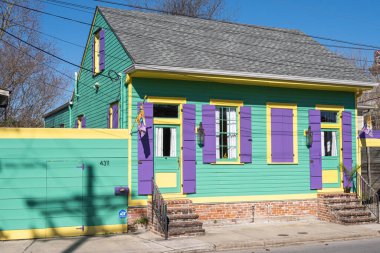 NEW ORLEANS, LA, ABD - 7 Şubat 2020: New Orleans 'ın Bywater Bölümü' nde Ev Mardi Gras Renklerine Boyalı