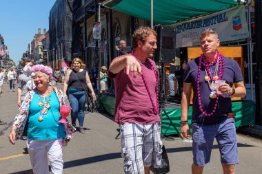 NEW ORLEANS, LA, ABD - 9 Nisan 2017: Fransız Çeyrek Festivali 'nde çeşitli kalabalık