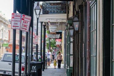 NEW ORLEANS, LA, ABD - 8 Temmuz 2020: Fransız Mahallesi 'ndeki Chartres Caddesi' ndeki Eczane Müzesi 'nin yakınında yürüyen turistler