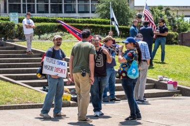 NEW ORLEANS, LA - 7 Mayıs 2017: göstericiler New Orleans 'taki Lee Circle' daki Robert E. Lee heykelinin kaldırılmasına karşı çıkıyorlar.