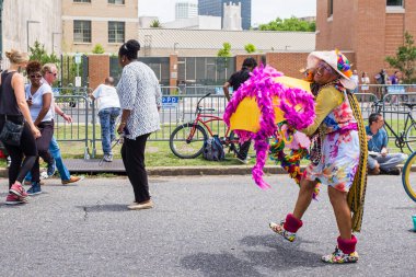 New Orleans, LA, ABD - 19 Mayıs 2017: Jennifer Jones, New Orleans Dans Kraliçesi, Lee Circle 'daki Robert E. Lee heykelinin yakınındaki kaldırılmayı kutluyor.