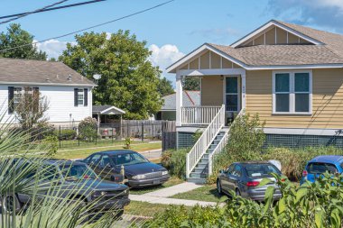 NEW ORLEANS, LA, ABD - 16 Ekim 2016: New Orleans 'ta Residential Caddesi' ne Yasadışı Park Edilmiş Arabalar