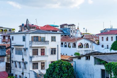 Stone Town, ZANZIBAR, TANZANIA - 12 Mart 2017: Stone Town 'daki deniz kenarındaki tarihi binalar