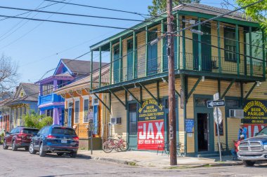 NEW ORLEANS, LA, ABD - 21 Mart 2021: Walter Patrolia Bira Salonu Bywater Mahallesi 'nde Jax Bira Tabelası
