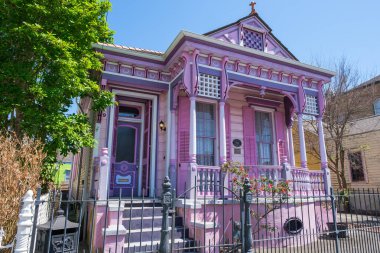 NEW ORLEANS, LA, ABD - 21 Mart 2021: Marigny Caddesi 'ndeki Boyalı Bayan Hanı
