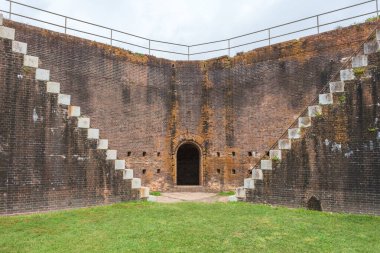 GULF SHORES, AL, ABD - 28 Mart 2021: kemerli kapı ve merdivenleri olan Fort Morgan 'ın iç köşesi 