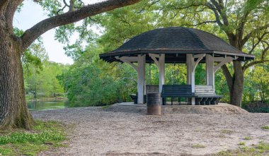 Audubon Park 'taki gölün yanındaki çardak.