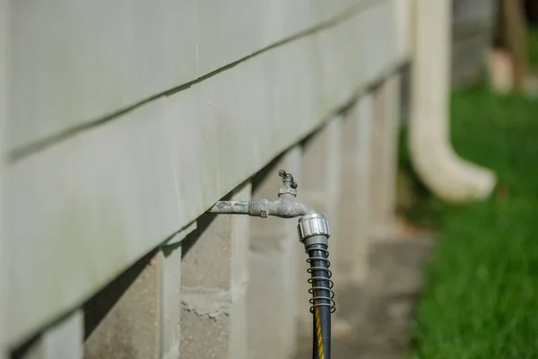 Selective Focus Old Outdoor Water Faucet Attached Garden Hose Side — Stock fotografie