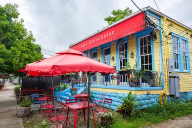 NEW ORLEANS, LA, ABD - 22 Haziran 2021: Maple Caddesi Chais Delachaise Bistro