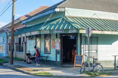 YENİ ORLEANS, LA - 19 EYLÜL 2021: Carrollton İstasyon barı Giriş kapısında Covid gereksinimleri yazılı