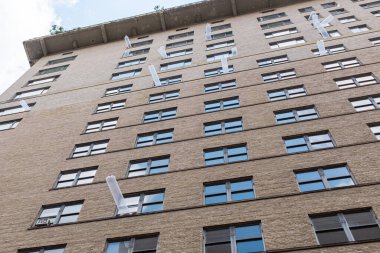 Yüksek Binaların Pencerelerinin Dışında Büyük Hava Torbaları