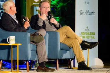 NEW ORLEANS, LA, ABD - 14 Mart 2024: Walter Isaacson ve The Atlantic Magazine 'in editörü Jeffrey Goldberg, Tulane Üniversitesi' ndeki New Orleans Kitap Festivali 'nde bir tartışmayı paylaştı