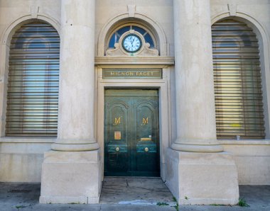 New Orleans, LA, ABD - 14 Aralık 2024: Yukarı Mahalledeki Magazine Caddesi 'ndeki Eski Hibernia Banka Binasında Mignon Faget Mücevher Tasarım Dükkanı Önü