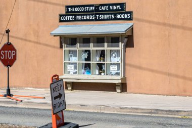 Santa Fe, NM, ABD - 15 Mayıs 2025: Santa Fe şehir merkezindeki Good Stuff Plak Mağazası ve Kafe 'nin ön penceresi