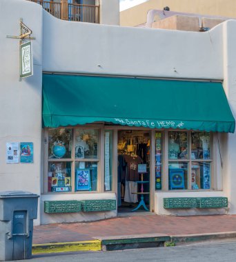 Santa Fe, NM, ABD - 15 Mayıs 2025 Santa Fe Hemp Alışveriş Merkezi