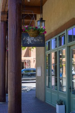 Santa Fe, NM, ABD - 16 Mayıs 2025: Santa Fe şehir merkezindeki Lincoln Bulvarı 'nda Çağdaş Sanat Galerisi