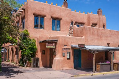 Santa Fe, NM, ABD - 17 Mayıs 2025 Santa Fe 'deki Pembe Adobe Restoranı