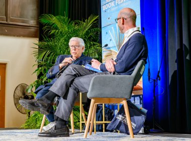 New Orleans, LA, ABD - 11 Mart 2023: Tulane Üniversitesi 'nde düzenlenen New Orleans Kitap Festivali' nde Carl Bernstein 'in David Shipley tarafından sorgulanması