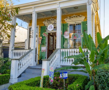 New Orleans, LA, ABD - 14 Aralık 2024: Uptown Mahallesi 'nde Noel için dekore edilen Home Malone ev dekorasyonu dükkânı