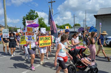 New Orleans, LA, ABD - 14 Haziran 2025: Nesiller boyu çeşitli Trump karşıtı göstericiler Marigny Mahallesi 'ndeki Krallar Günü Geçidi' nde işaretler ve bayraklarla yürüdüler