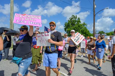New Orleans, LA, ABD - 14 Haziran 2025: Marigny Mahallesi 'nde Krallar Günü Geçidi' nde yürüyüş yapan çeşitli Trump karşıtı göstericiler