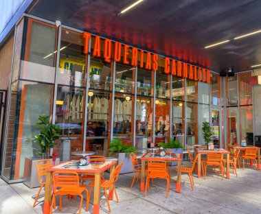 New Orleans, LA, ABD - 11 Ekim 2025: New Orleans şehir merkezindeki Poydras Caddesi 'ndeki Taquerias Carnalito Cephesi