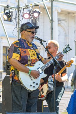 New Orleans, LA, ABD - 11 Ekim 2025: Mem Shannon Lafayette Meydanı 'ndaki Crescent City Blues ve BBQ Festivali' nde sahne aldı.