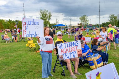New Orleans, LA, ABD - 18 Ekim 2025: Krallara Hayır Göstericileri, Trump Karşıtı Gaziler yazan adam ve Mid City Mahallesi 'ndeki Lafitte Greenway' in ön bahçesinde 