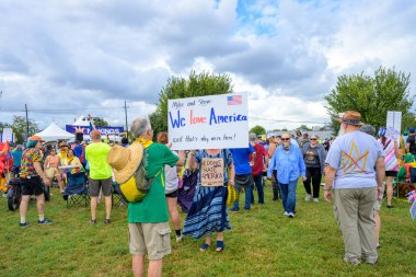 New Orleans, LA, ABD - 18 Ekim 2025: New Orleans 'ın Mid City Mahallesi' ndeki Lafitte Greenway 'de üzerinde 