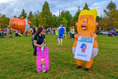 New Orleans, LA, ABD - 18 Ekim 2025: New Orleans 'ın Mid City Mahallesi' nde Trump kostümü ve Trump balonuyla Krallar Göstericileri Yok